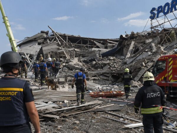 розбір завалів після обстрілу
