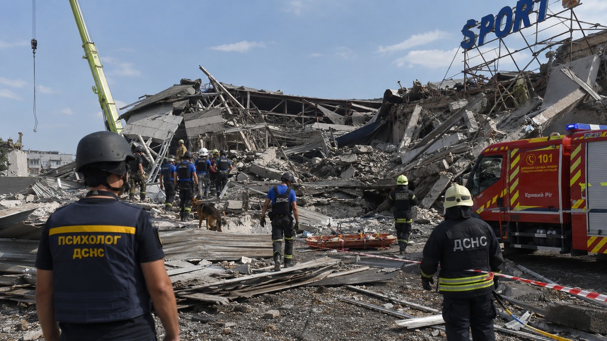 розбір завалів після обстрілу